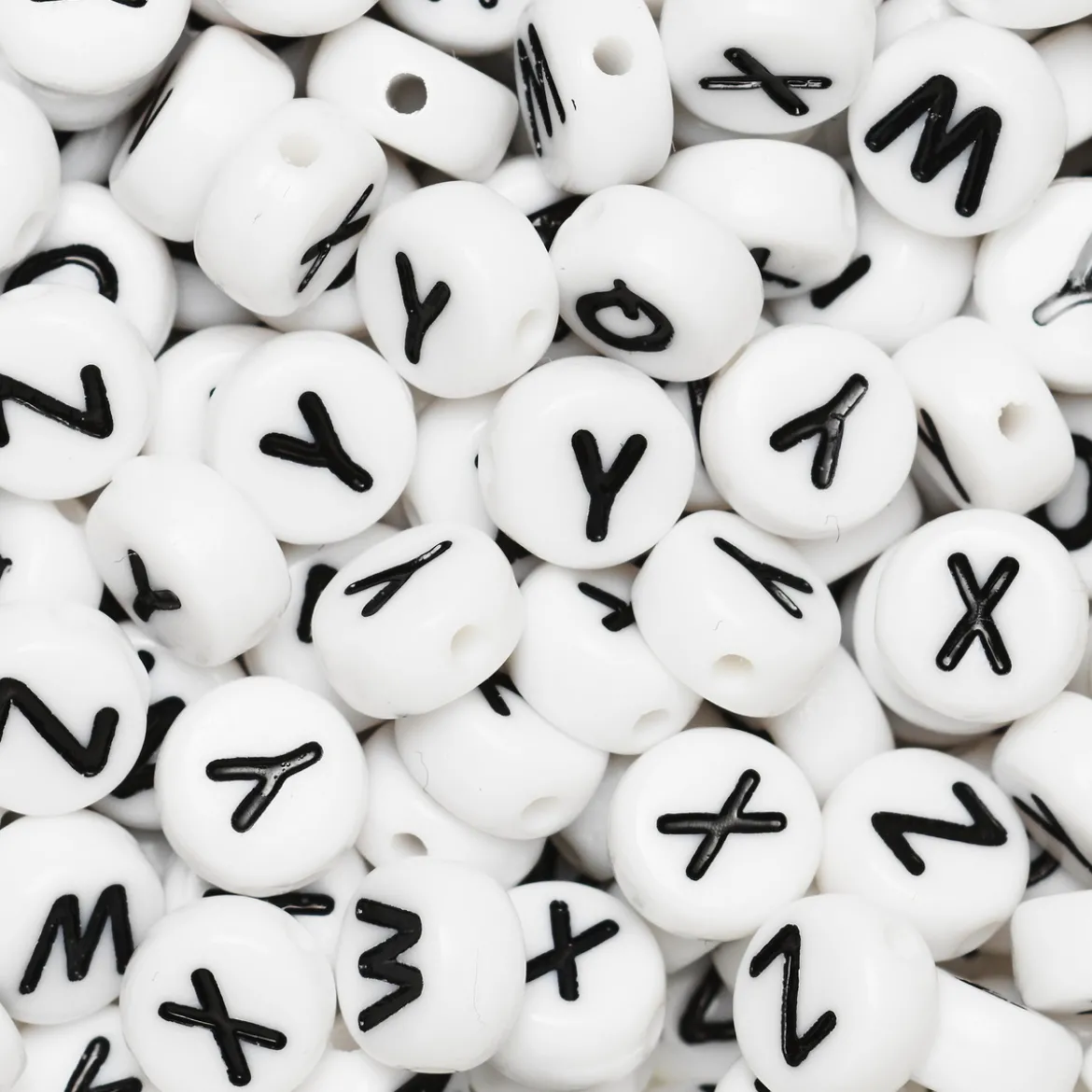 50 vita bokstavspärlor Q, W, X, Y, Z med svart tryck – Ø7 mm